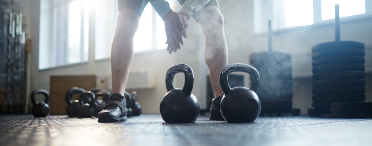 man working out kettle bells